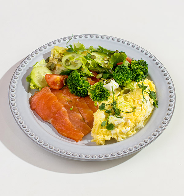 Фото Скрэмбл с лососем и брокколи