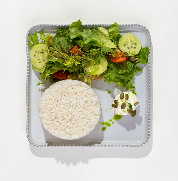 Фото Основа завтрака рис с овощами и кремчизом