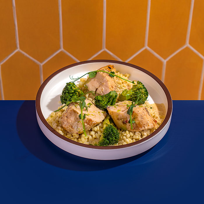 Фото Куриная грудка су вид с булгуром и брокколи