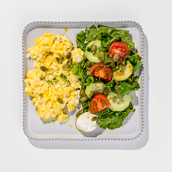 Фото Основа завтрака скрембл овощами и кремчизом