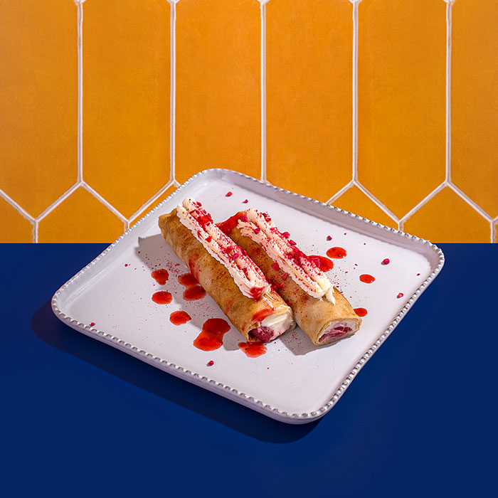 Фото Блинчики с клубникой конфи и творожным сыром