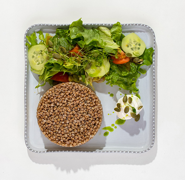 Фото Основа завтрака яйца варенные с овощами и кремчизом