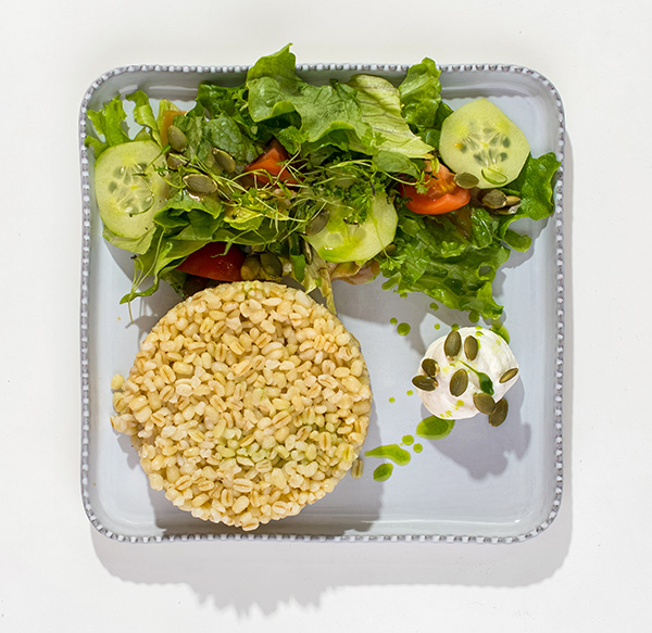 Фото Основа завтрака булгур с овощами и кремчизом