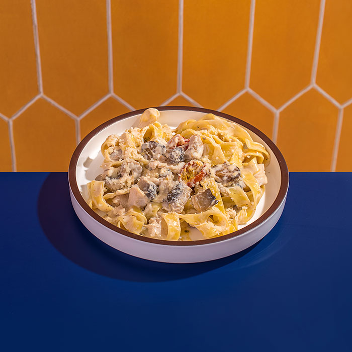 Фото Паста с курицей и грибами